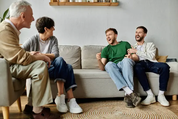 Una pareja gay y sus padres comparten un momento cálido juntos en su casa. - foto de stock