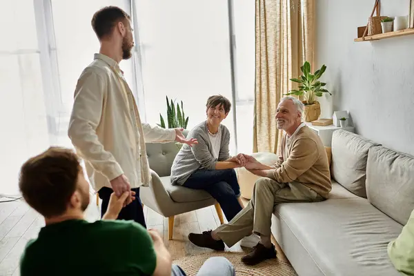 Un couple gay présente ses partenaires aux parents dans un cadre familial. — Photo de stock