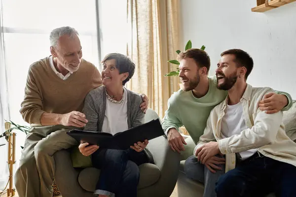 Ein schwules Paar teilt einen liebevollen Moment mit seinen Eltern beim Betrachten eines Fotoalbums. — Stockfoto