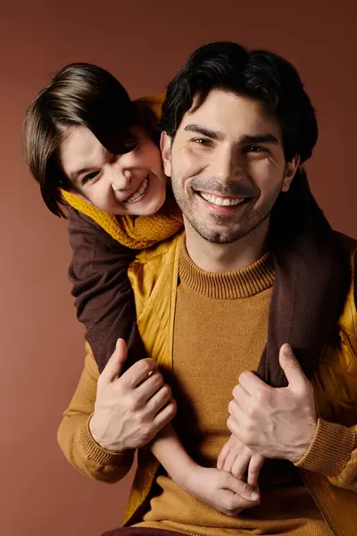 Vater und Sohn umarmen sich herzlich, beide lächeln strahlend. — Stockfoto