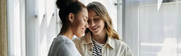 Una coppia lesbica condivide un momento tenero in casa, mostrando il loro amore e connessione. — Foto stock