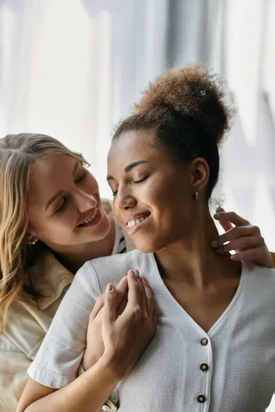 Duas mulheres, um casal lésbico diversificado, compartilham um momento terno em casa. — Fotografia de Stock