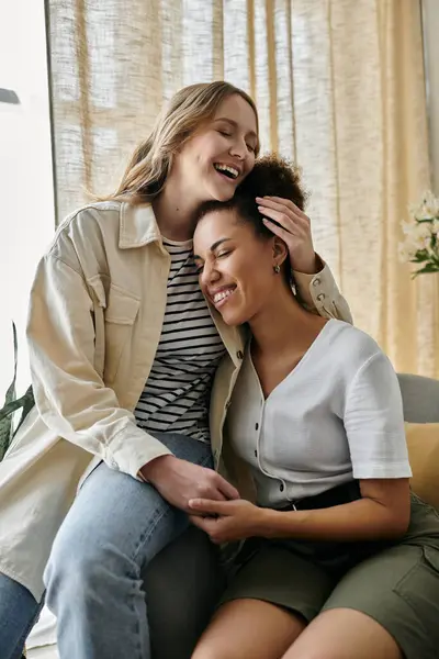 Deux femmes, un couple de lesbiennes, rient ensemble à la maison. — Photo de stock