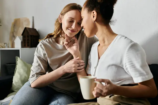 Лесбийская пара обнимается, разделяя нежный момент дома. — Stock Photo