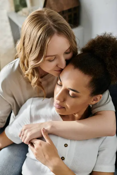 Um casal lésbico amoroso abraça em casa. — Stock Photo