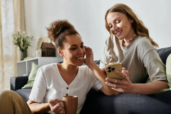 Two women, smiling and relaxed, spend time together at home. — Stock Photo