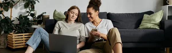 Um casal lésbico relaxa em casa curtindo a companhia uns dos outros. — Stock Photo