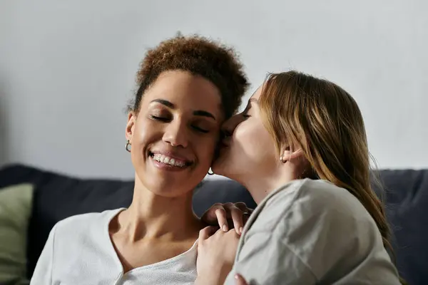 Um casal lésbico compartilha um momento terno em casa. — Fotografia de Stock