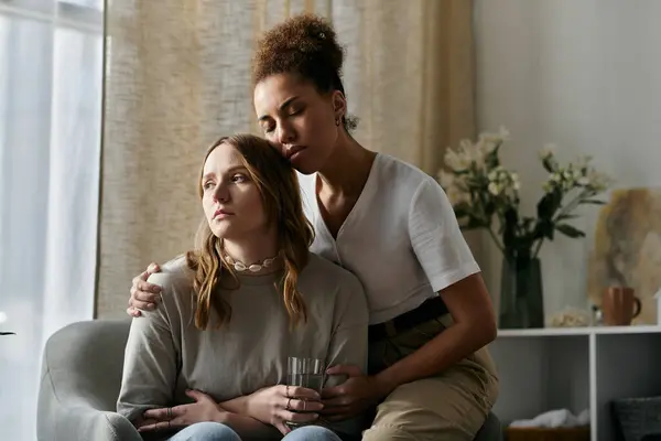 Una pareja de lesbianas se abraza en casa, una mujer reconforta a la otra. — Stock Photo