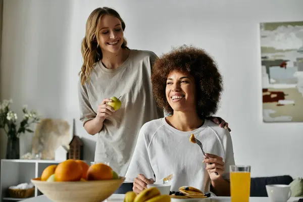 A lesbian couple enjoys a casual morning together at home. — Stock Photo