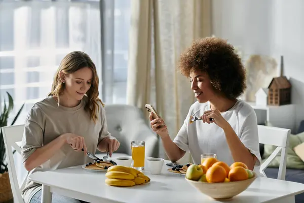 Two women are enjoying a meal together at home. — Stock Photo