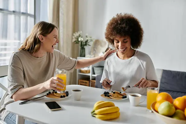 Two women enjoy a cozy breakfast at home. — Stock Photo