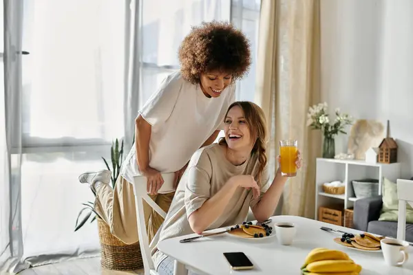 Two women enjoy a casual breakfast at home. — Stock Photo