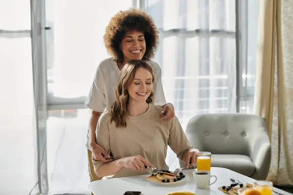 Ein lesbisches Paar frühstückt gemeinsam zu Hause. — Stockfoto