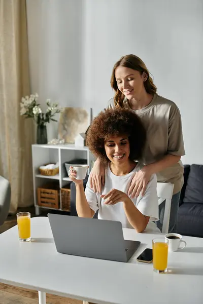 A diverse lesbian couple enjoys a cozy morning at home. — Stock Photo