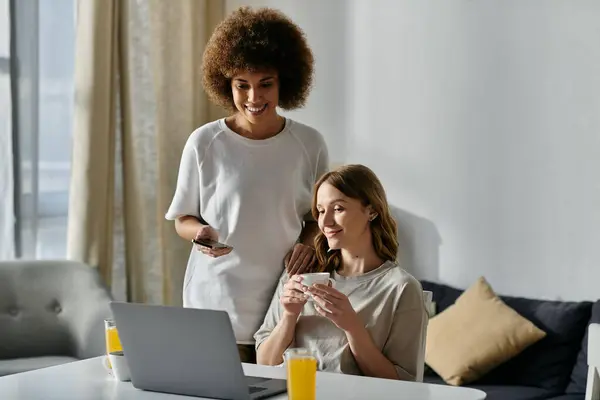 A diverse lesbian couple spends time together at home. — Stock Photo