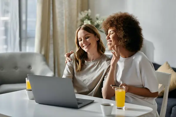 Two women enjoy a relaxing morning together at home. — Stock Photo