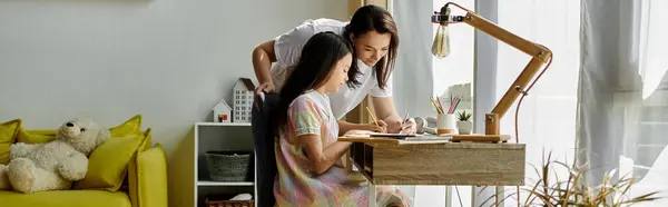 Eine brünette Mutter und ihre kleine Tochter mit Beinprothese arbeiten gemeinsam an einem Tisch in ihrem Haus. — Stockfoto