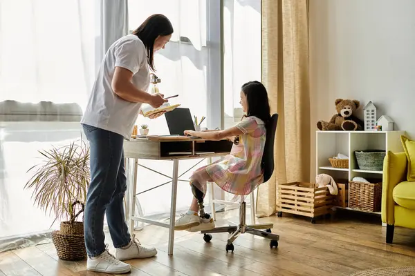 Una madre bruna e sua figlia, che ha una gamba protesica, trascorrono del tempo insieme a casa. — Foto stock