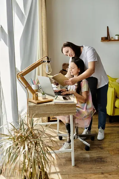 Una madre e una figlia trascorrono del tempo di qualità insieme a casa, lavorando sui loro studi. — Foto stock