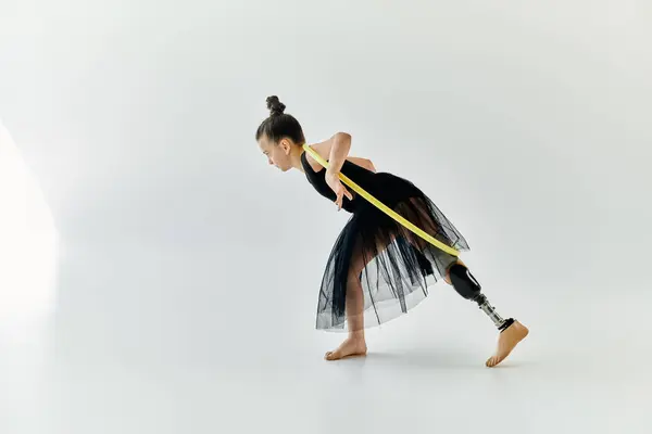 Молодая девушка с протезной ногой делает гимнастический ход с обручем.. — стоковое фото