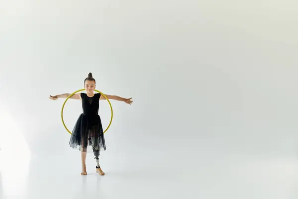 Uma jovem com uma perna protética executa uma rotina de ginástica com um aro. — Fotografia de Stock