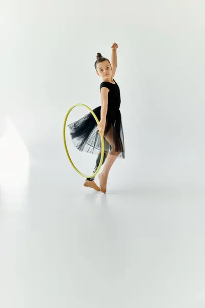 A young girl with a prosthetic leg performs a gymnastics routine with a hoop. — Stock Photo