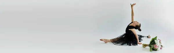 A young gymnast with a prosthetic leg demonstrates impressive flexibility and athleticism during a performance. — Stock Photo