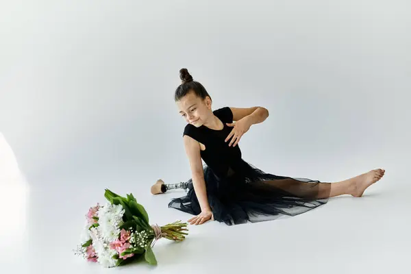 Une jeune fille avec une jambe prothétique effectue une pose de gymnastique gracieuse, mettant en valeur sa force et son talent. — Photo de stock