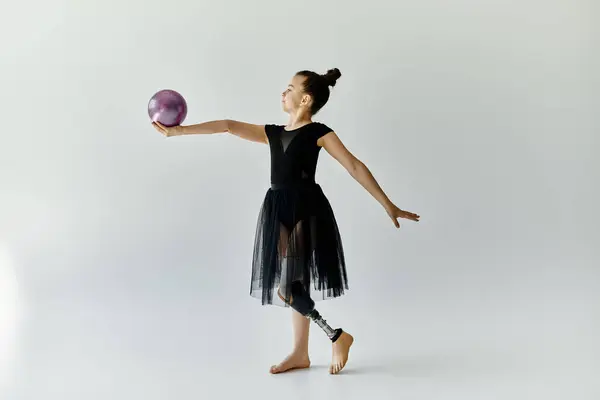 Ein junges Mädchen mit Beinprothese turnt anmutig. — Stockfoto