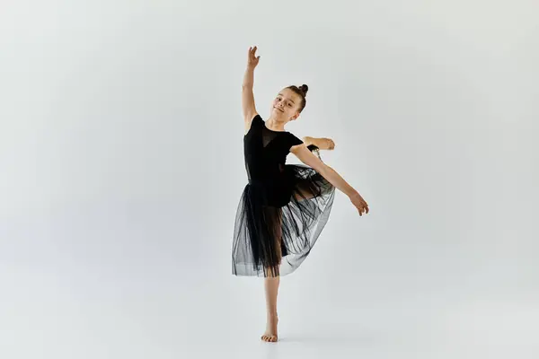 A young girl with a prosthetic leg demonstrates her talent in ballet by gracefully executing a turn. — Stock Photo