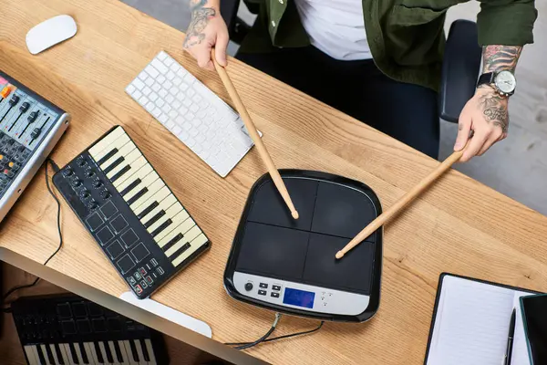 Ein junger Asiate spielt Schlagzeug und Keyboard in seinem Studio. — Stockfoto