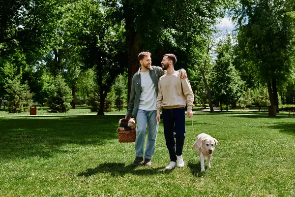 Una pareja gay barbuda camina de la mano con su perro Labrador a través de un exuberante parque verde en un día soleado. — Stock Photo