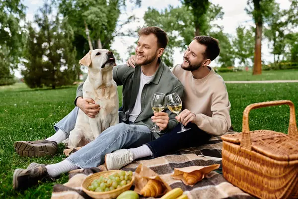 Una pareja gay disfruta de un relajante picnic en un parque con su labrador retriever. — Stock Photo