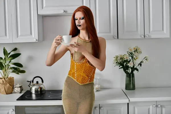 A drag diva enjoys a cup of tea in a stylish kitchen setting. — Stock Photo