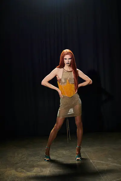 A drag diva strikes a pose on stage, showcasing her fashionable attire. — Stock Photo