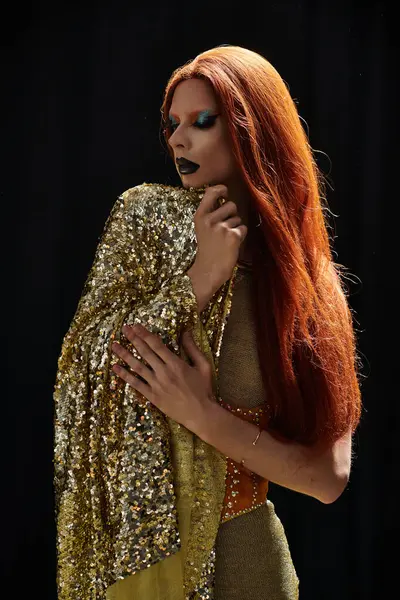 A glamorous drag diva poses in a dazzling gold sequined outfit. — Stock Photo