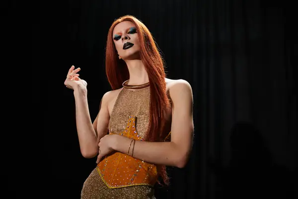 Drag queen in glamorous gold attire, performing on a stage. — Stock Photo