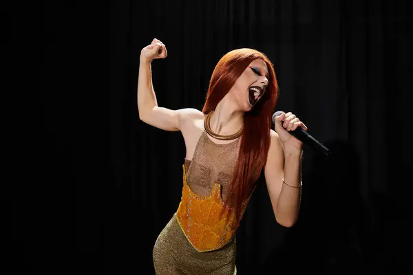 Una drag performer canta in un microfono, mostrando un vestito glamour e una posa sicura. — Foto stock