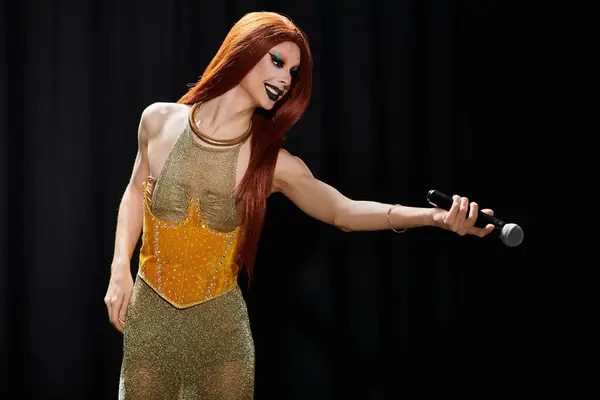 A drag queen performs on stage, microphone in hand. — Stock Photo