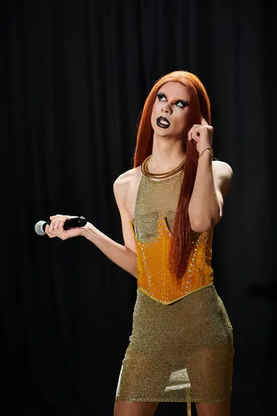 A glamorous drag diva holds a microphone in a sparkling outfit. — Stock Photo