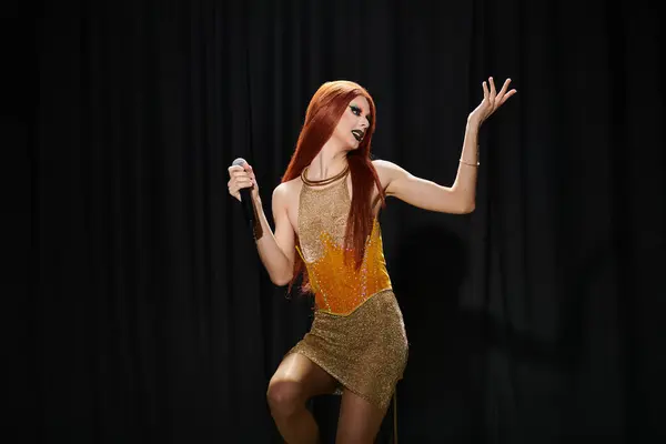 Une drag queen dans une robe en or étincelante se produit sur scène. — Photo de stock