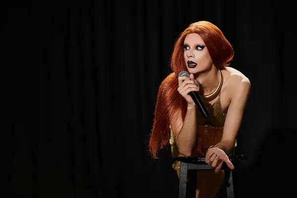 A drag queen performs on stage, microphone in hand, with a fierce look on her face. — Stock Photo