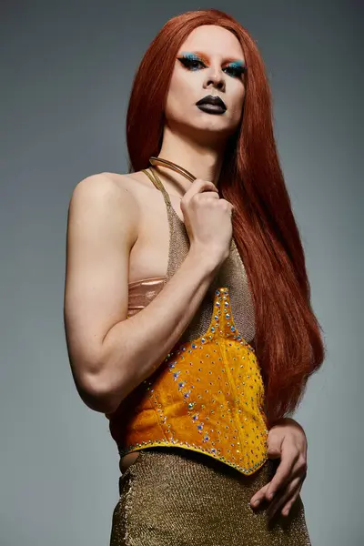 A drag queen poses in a glamorous gold outfit. — Stock Photo