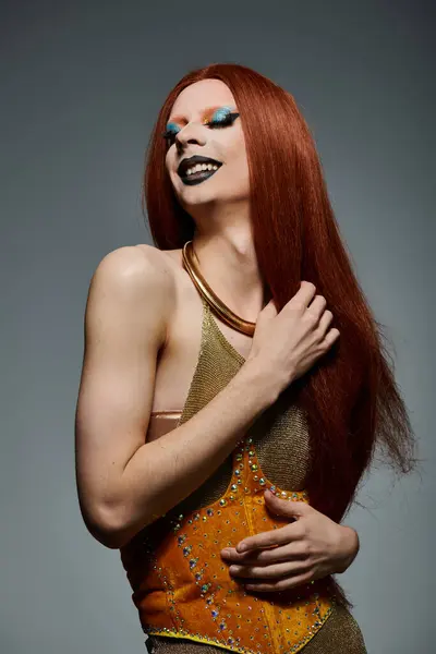 A drag queen poses in a gold and orange outfit. — Stock Photo