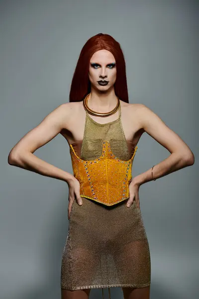 Une diva drag pose dans une robe à chaîne en or et un corset jaune. — Photo de stock