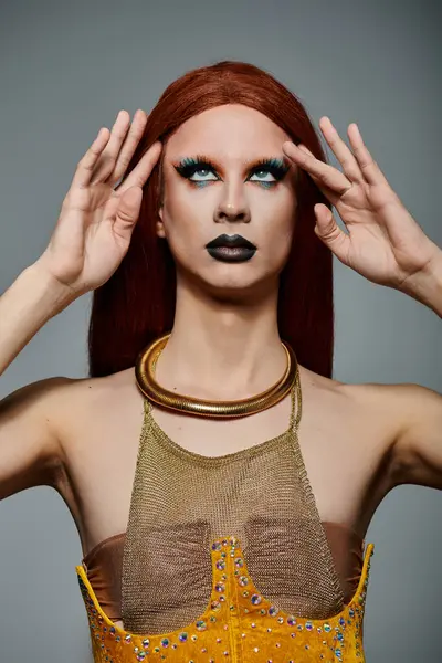 Une drag queen pose les mains sur la tête, levant les yeux dans une pose dramatique. — Photo de stock