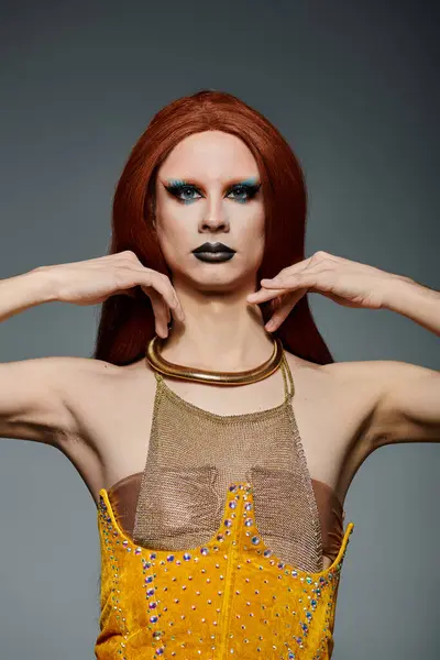 A drag queen in a yellow outfit poses for a photo shoot. — Stock Photo