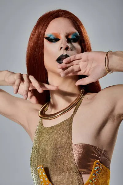 Une drag queen dans une tenue glamour pose pour une photo. — Photo de stock