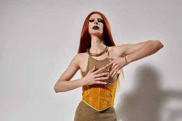 A drag diva poses in a gold corset and jewelry. — Stock Photo